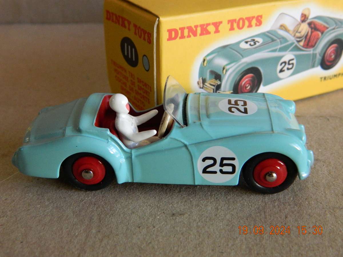 DEAGOSTINI - DINKY TOYS  -  111  -   TRIUMPH TR2 SPORTS