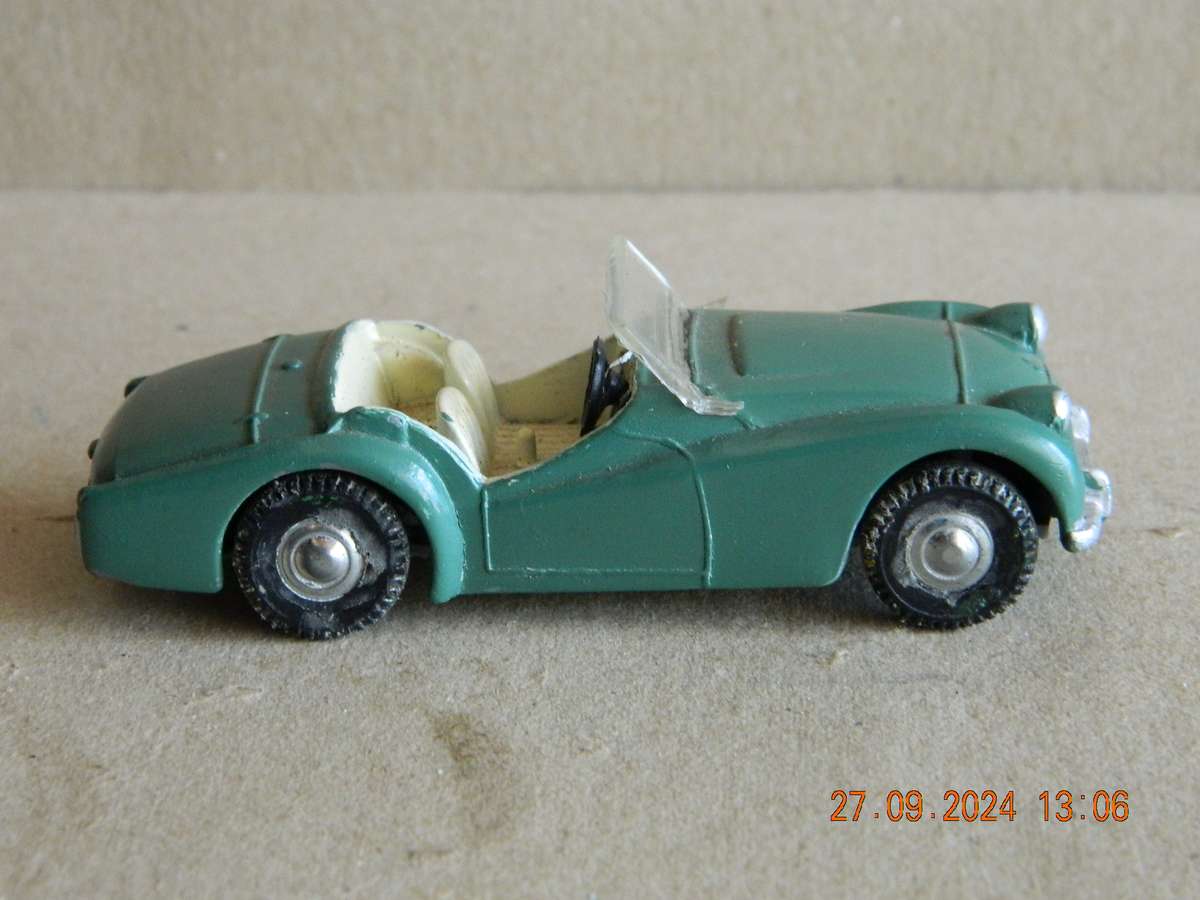 SPOT-ON  -  MODELS BY TRIANG -  TRIUMPH TR3