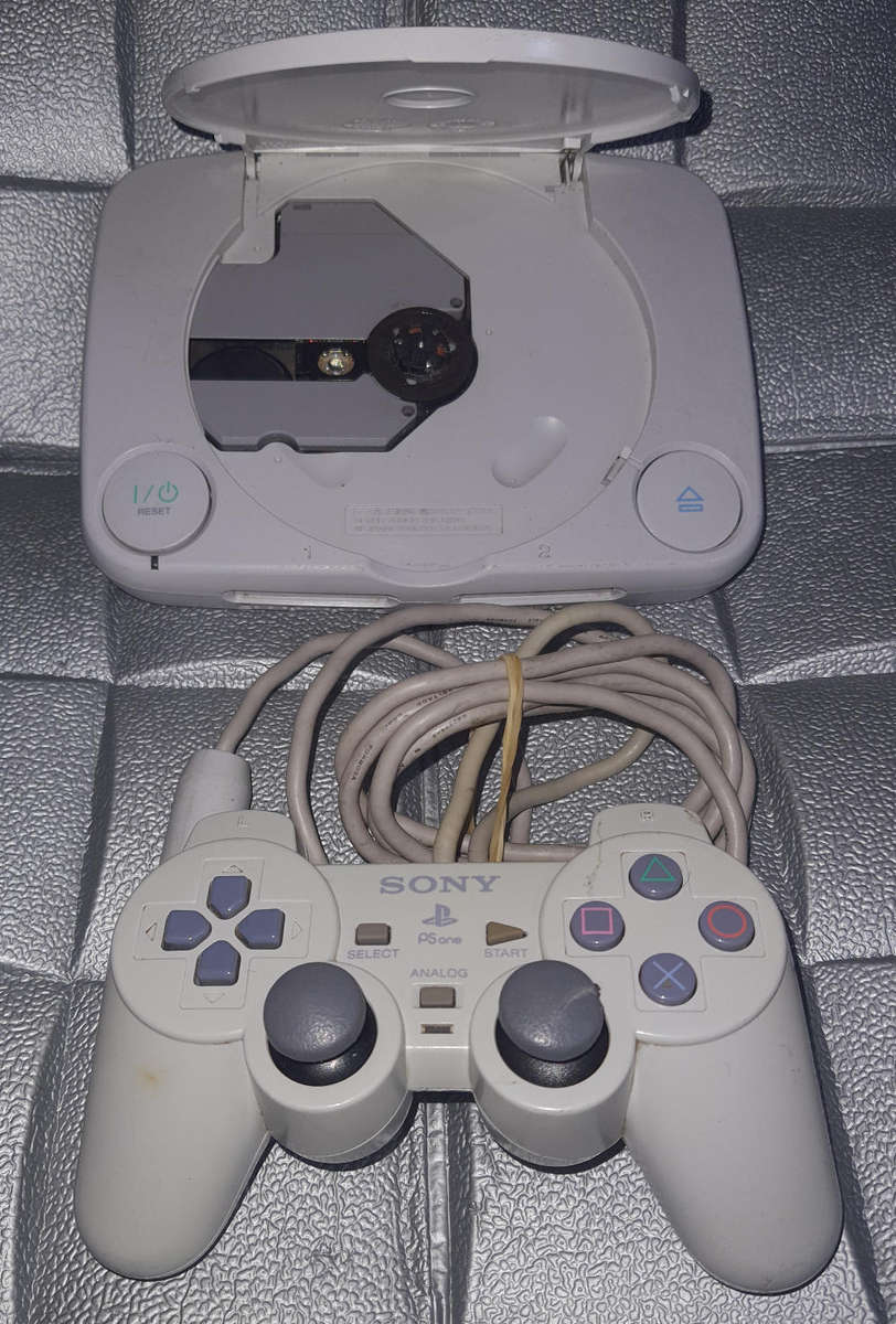 PS1 Slim Console and Controller USed