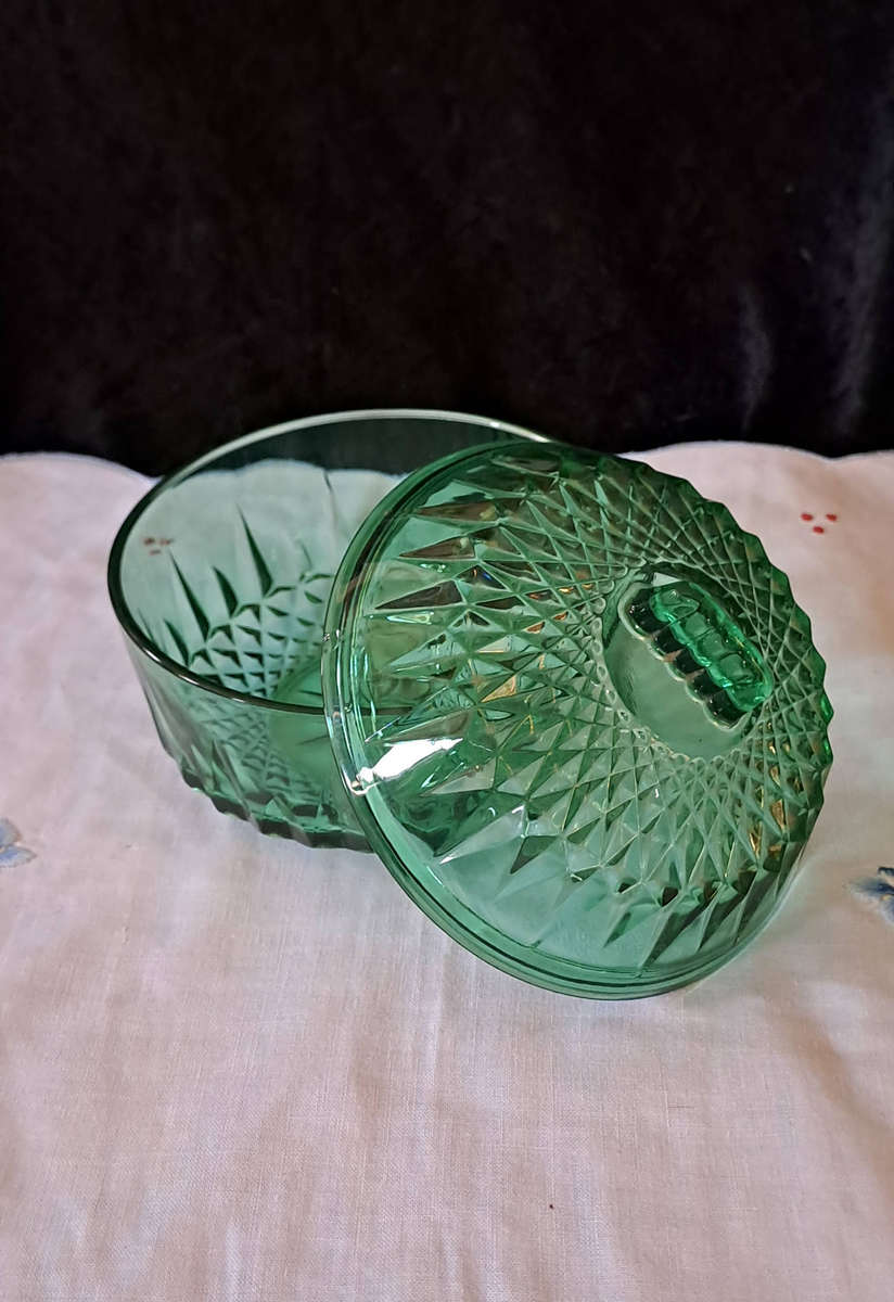 Beautiful emerald green glass lidded sweetie dish