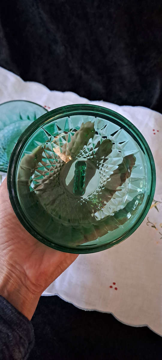 Beautiful emerald green glass lidded sweetie dish