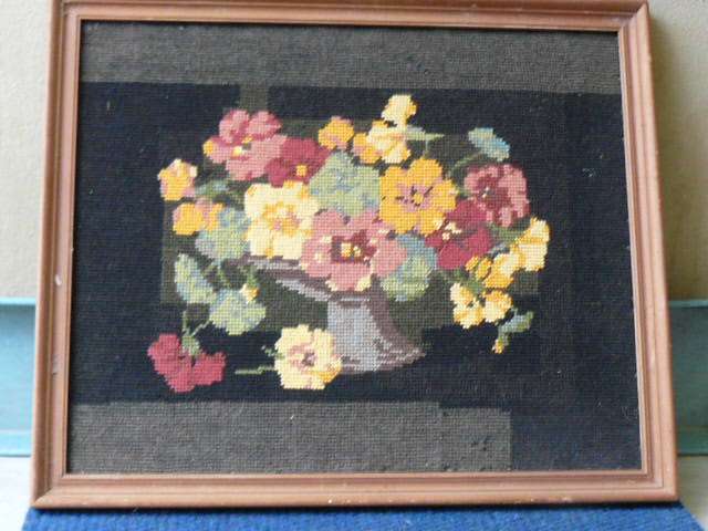VINTAGE FRAMED IN WOOD TAPESTRIES PICTURE