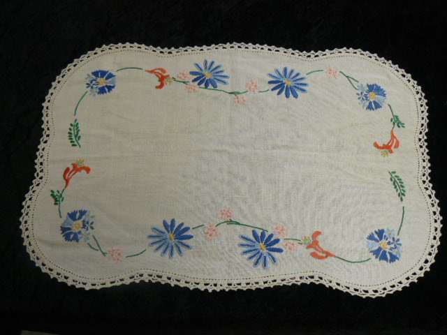 VINTAGE COTTON EMBROIDEREDTRAY CLOTH WITH HAND CROCHETED BORDER