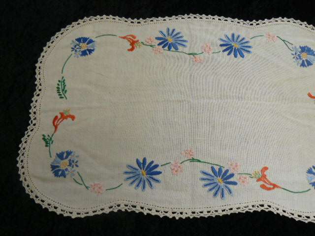 VINTAGE COTTON EMBROIDEREDTRAY CLOTH WITH HAND CROCHETED BORDER