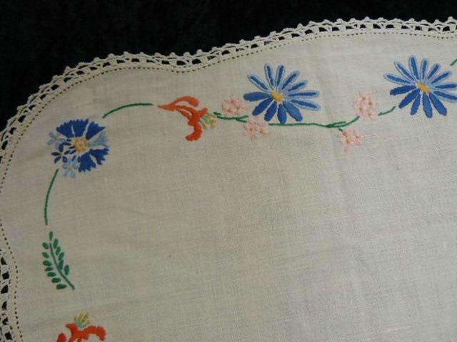 VINTAGE COTTON EMBROIDEREDTRAY CLOTH WITH HAND CROCHETED BORDER