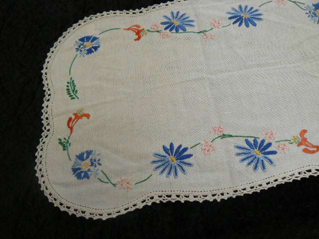 VINTAGE COTTON EMBROIDEREDTRAY CLOTH WITH HAND CROCHETED BORDER