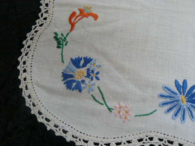 VINTAGE COTTON EMBROIDEREDTRAY CLOTH WITH HAND CROCHETED BORDER