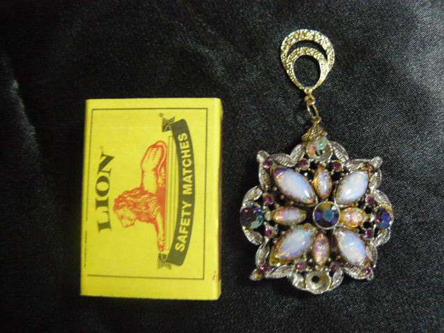 STUNNING FASHION PENDANT