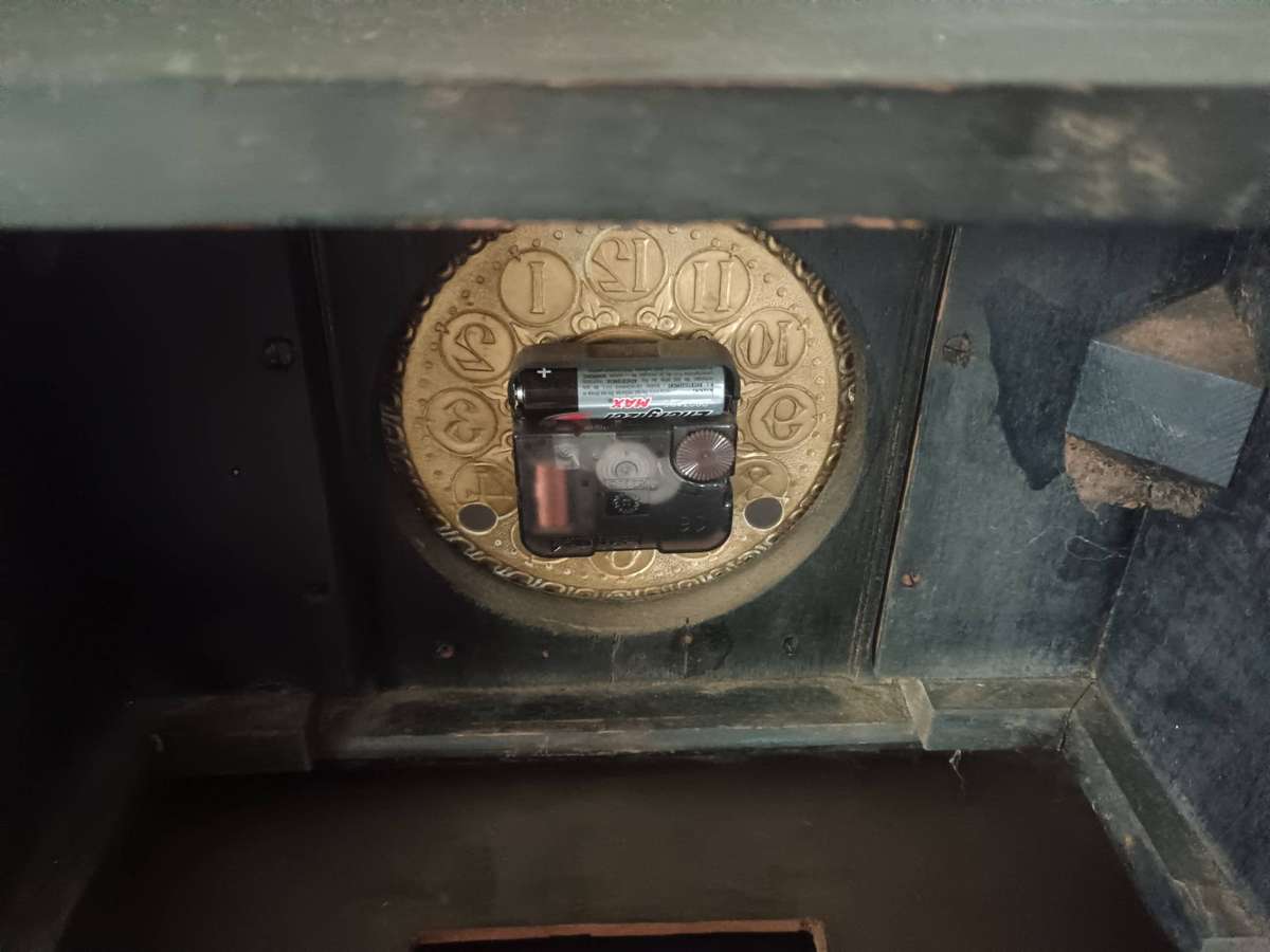 Wooden Mantel Clock with Ormlou Lions & Pillar Decorations with Faux Tortoiseshell Detail Quartz