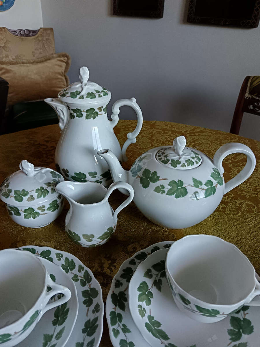 Hutschenreuther "Weinlaub" Maria Coffee/Tea Service for 6 made in Germany