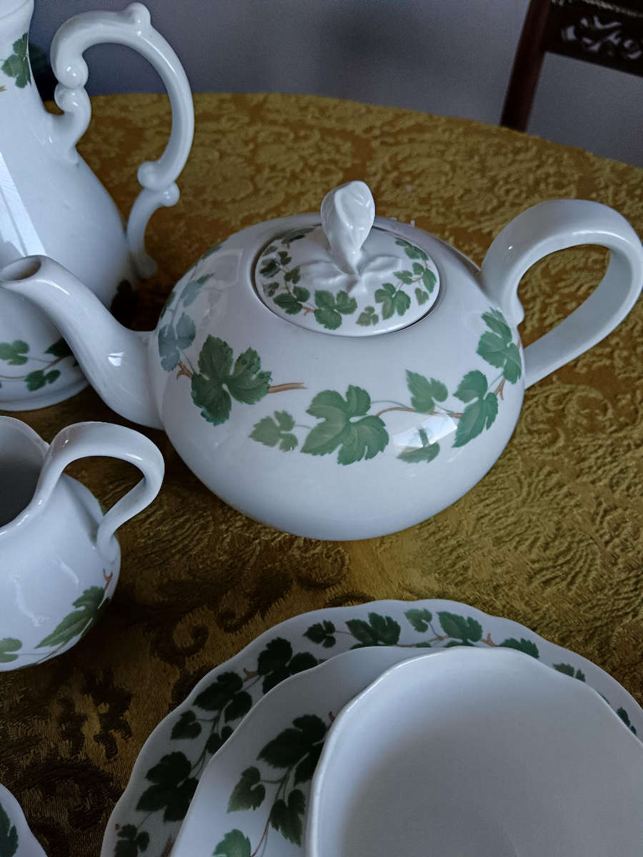 Hutschenreuther "Weinlaub" Maria Coffee/Tea Service for 6 made in Germany