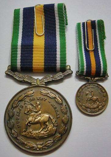 Full Size De Wet Medal Numbered at Back Uniface Suspender with Miniature De Wet Medal