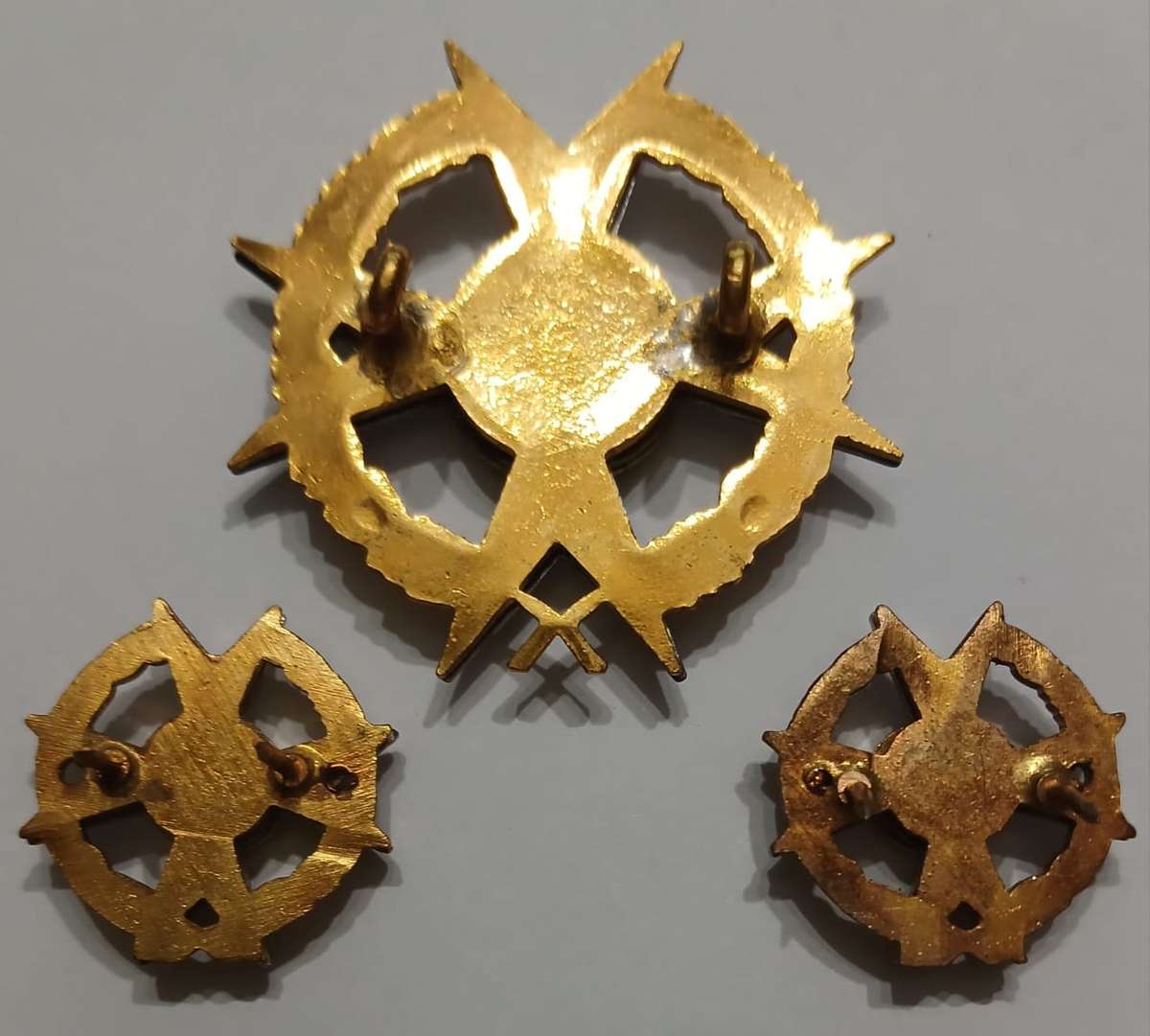 Chaplains Bi-Metal Cap Badge Dinnes 545 Loop Type & Pair Collar Badges