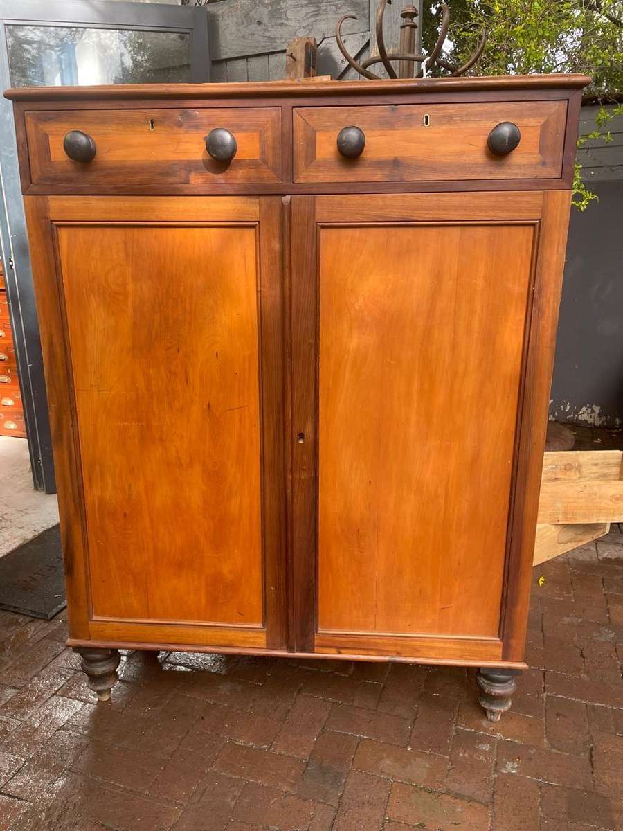 Cape Yellowood /Stinkwood Jonkmanskas ( 148 x 114 x 48 cm )