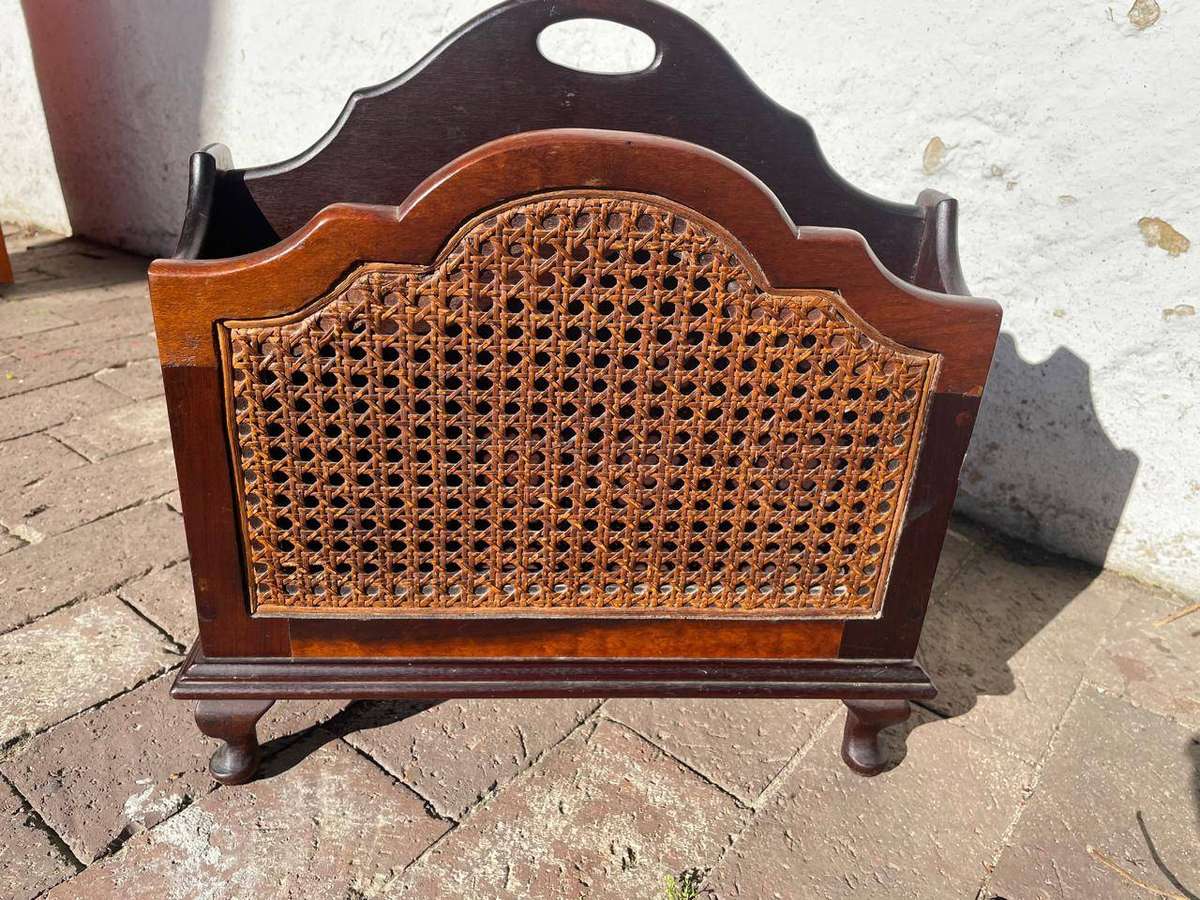 Imbuia Tydskrifrakkie. ( 40 x 30 x 28 cm)