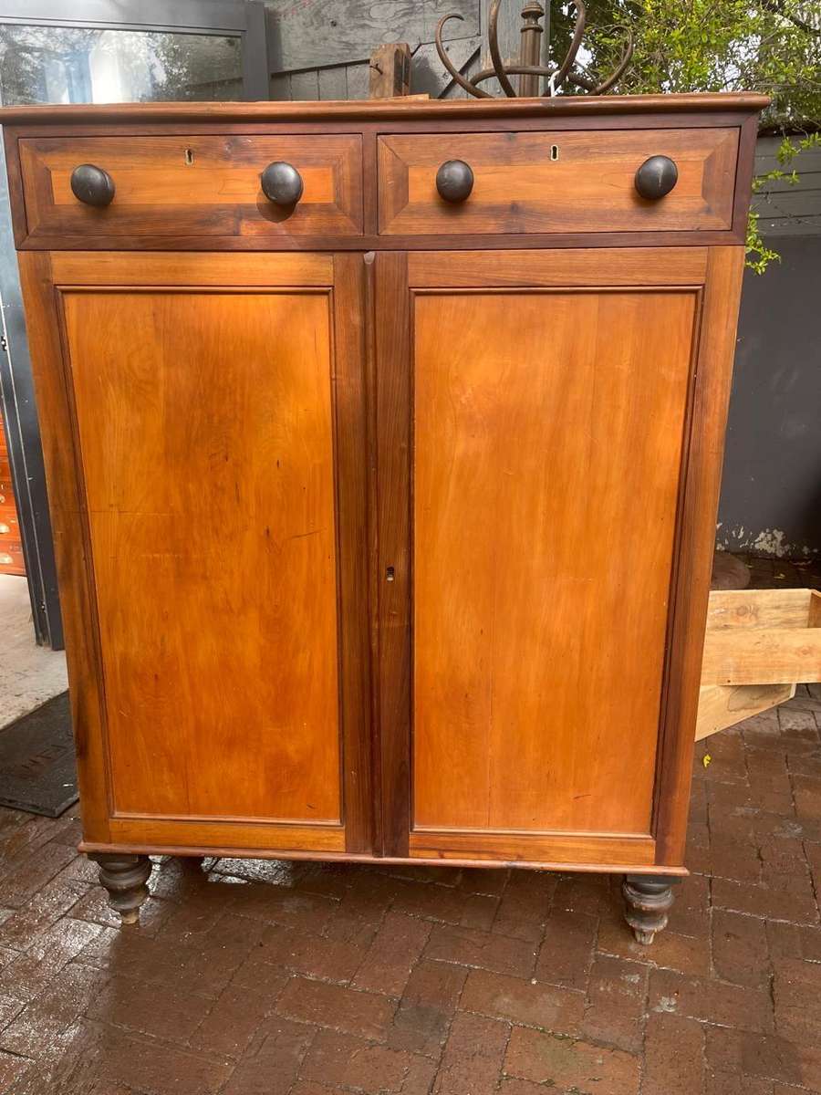 Cape Yellowood /Stinkwood Jonkmanskas ( 148 x 114 x 48 cm )