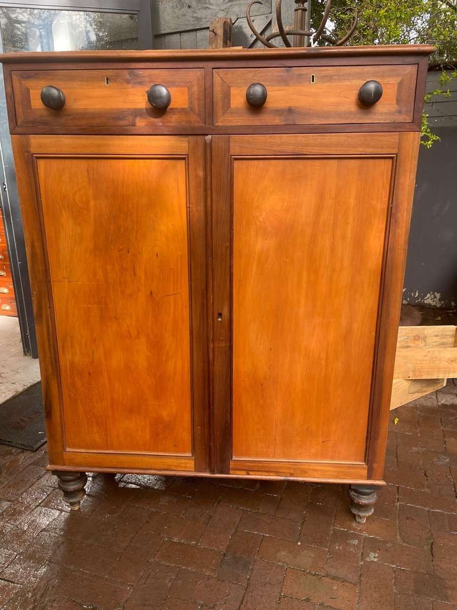 Cape Yellowood /Stinkwood Jonkmanskas ( 148 x 114 x 48 cm )