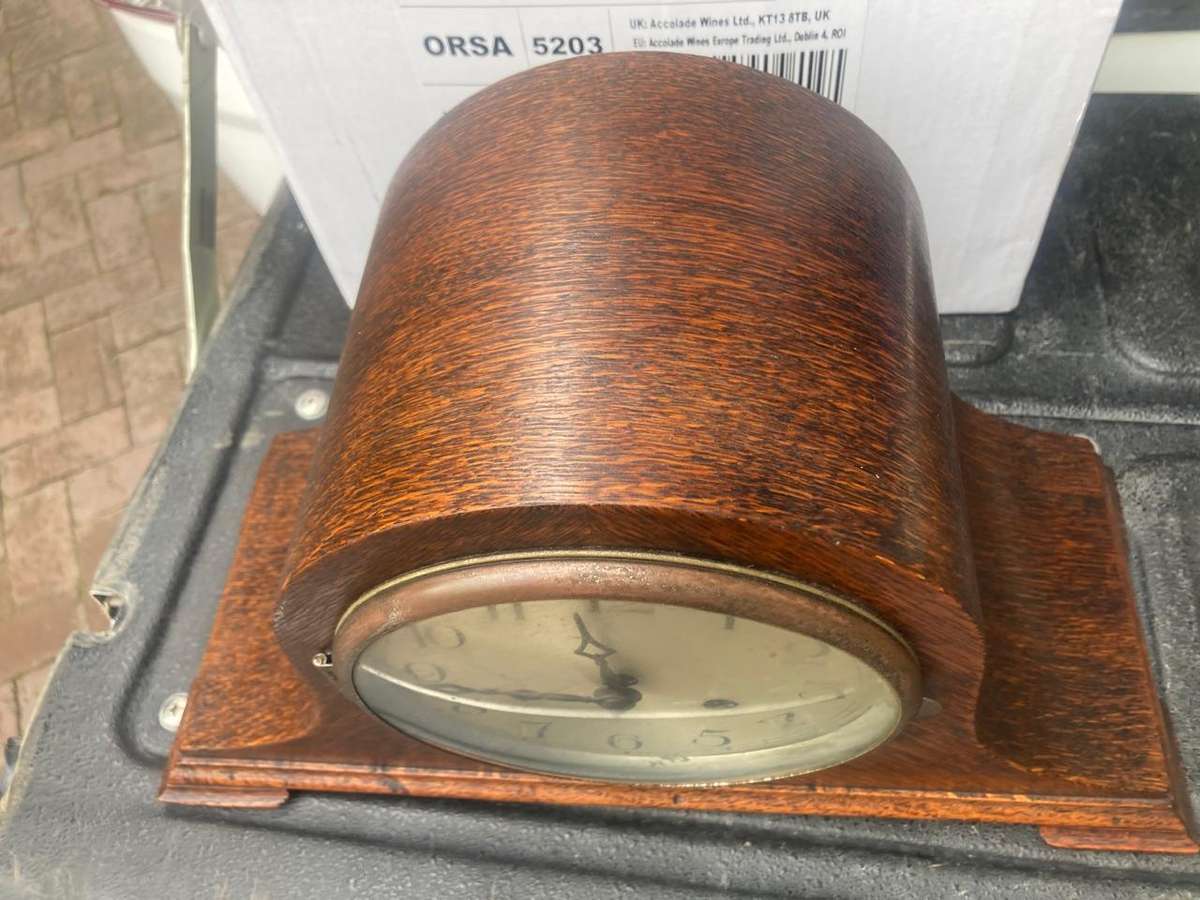 Oak Cased Mantelclock in good working condition