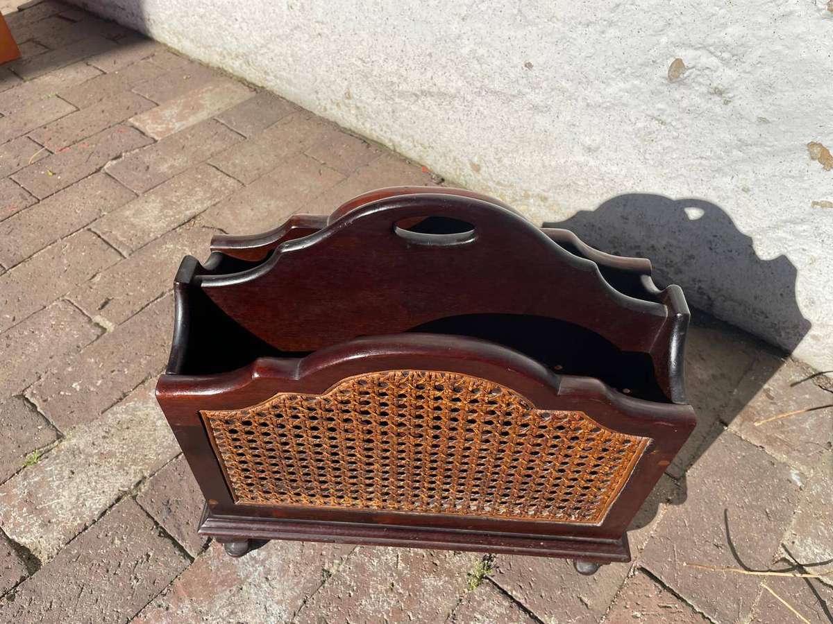 Imbuia Tydskrifrakkie. ( 40 x 30 x 28 cm)