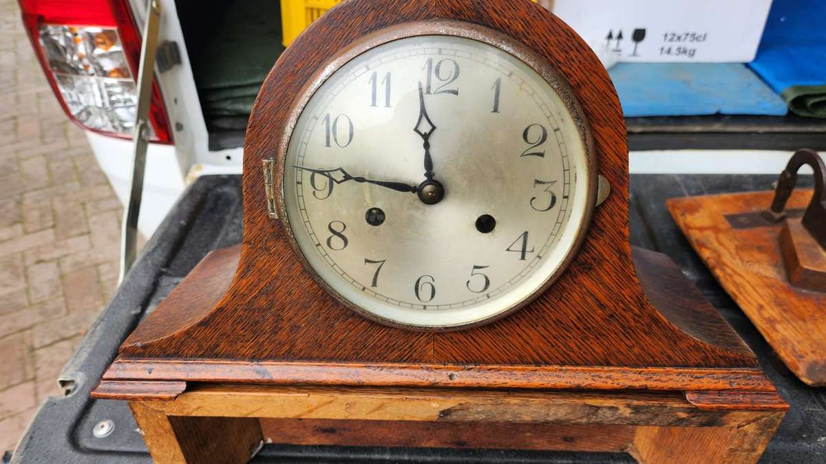 Oak Cased Mantelclock in good working condition