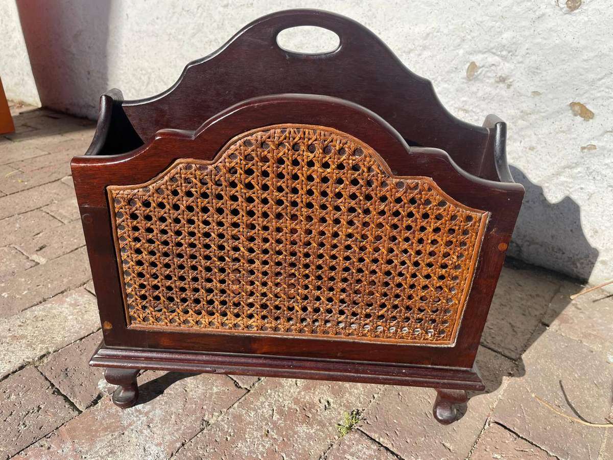 Imbuia Tydskrifrakkie. ( 40 x 30 x 28 cm)