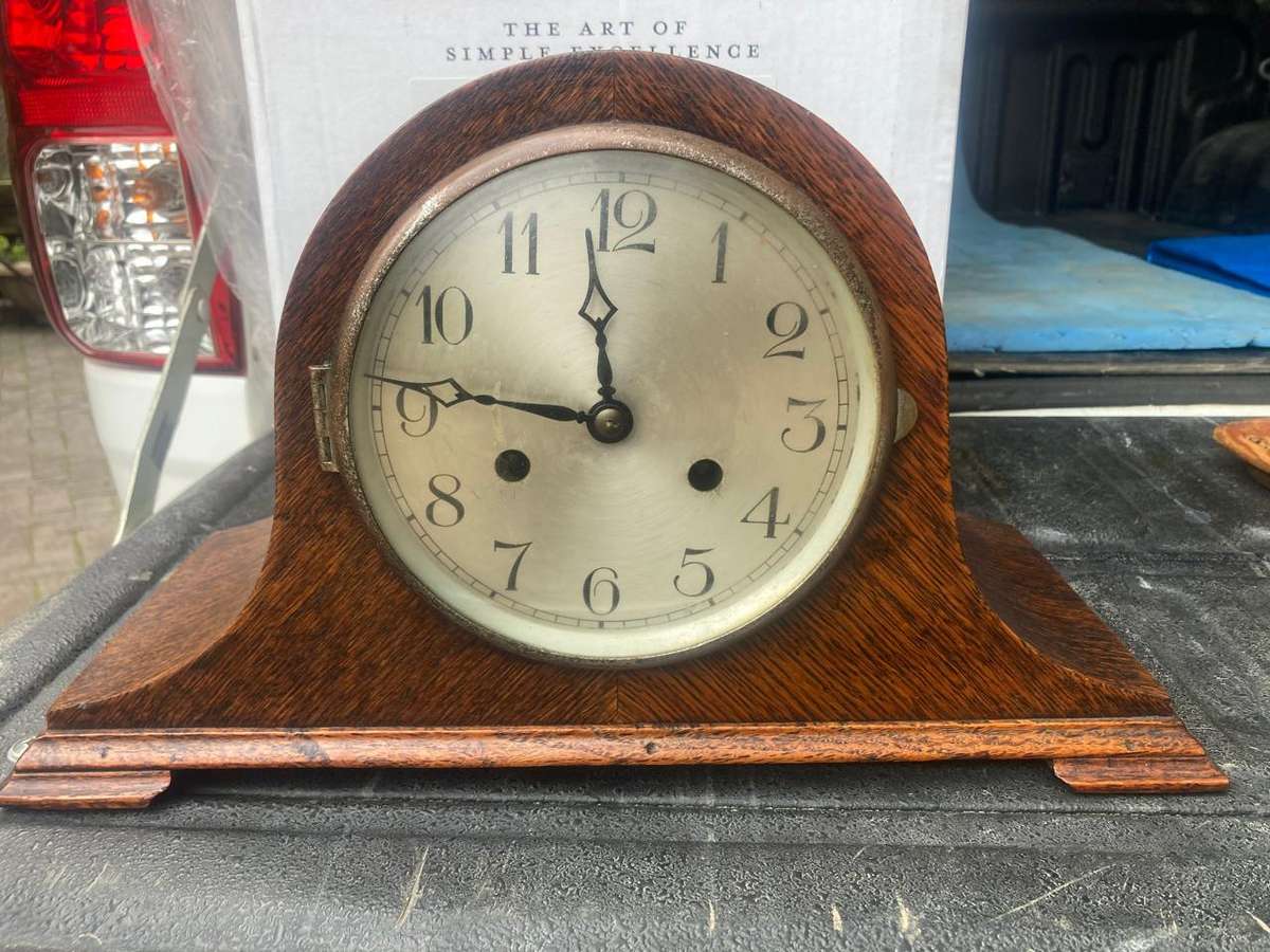 Oak Cased Mantelclock in good working condition