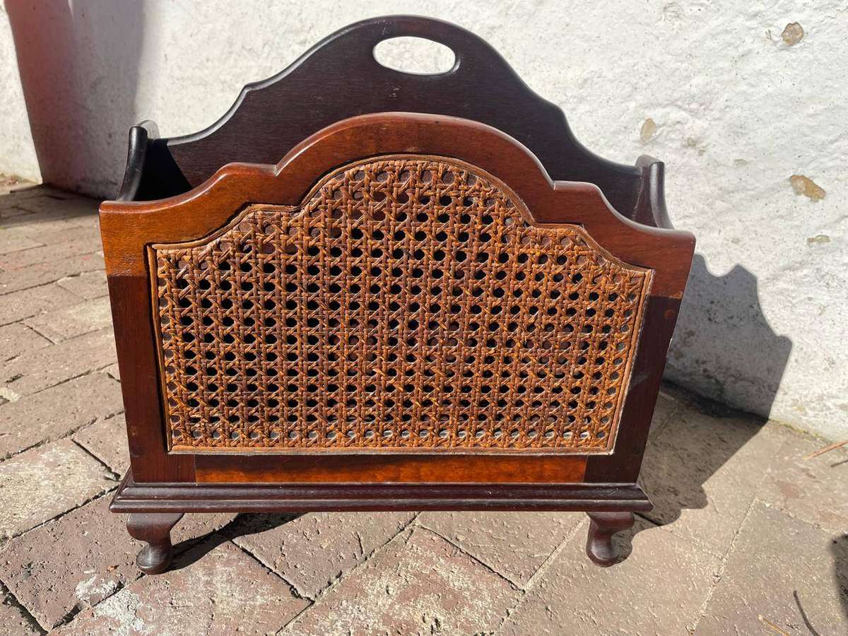 Imbuia Tydskrifrakkie. ( 40 x 30 x 28 cm)