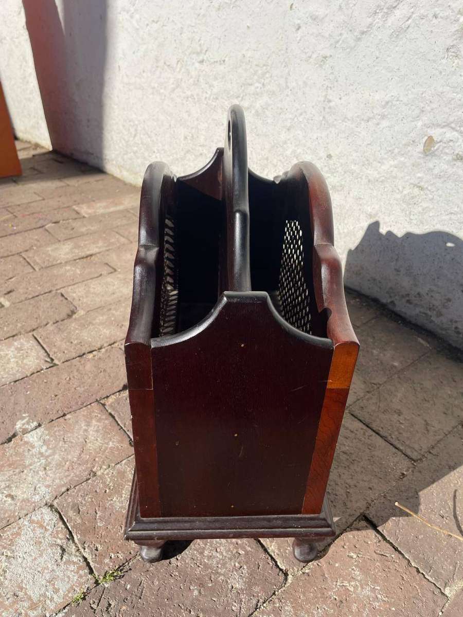 Imbuia Tydskrifrakkie. ( 40 x 30 x 28 cm)