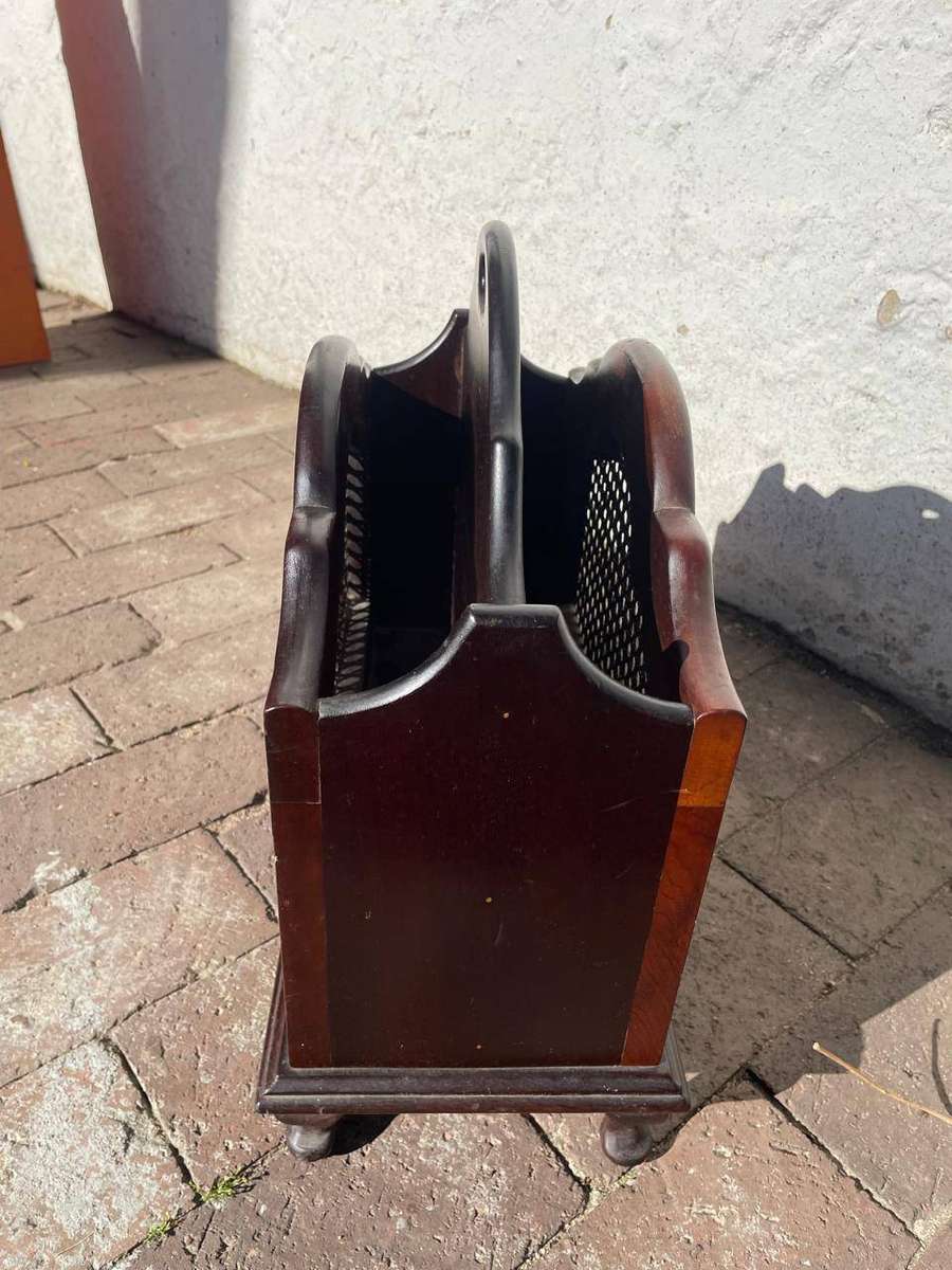 Imbuia Tydskrifrakkie. ( 40 x 30 x 28 cm)