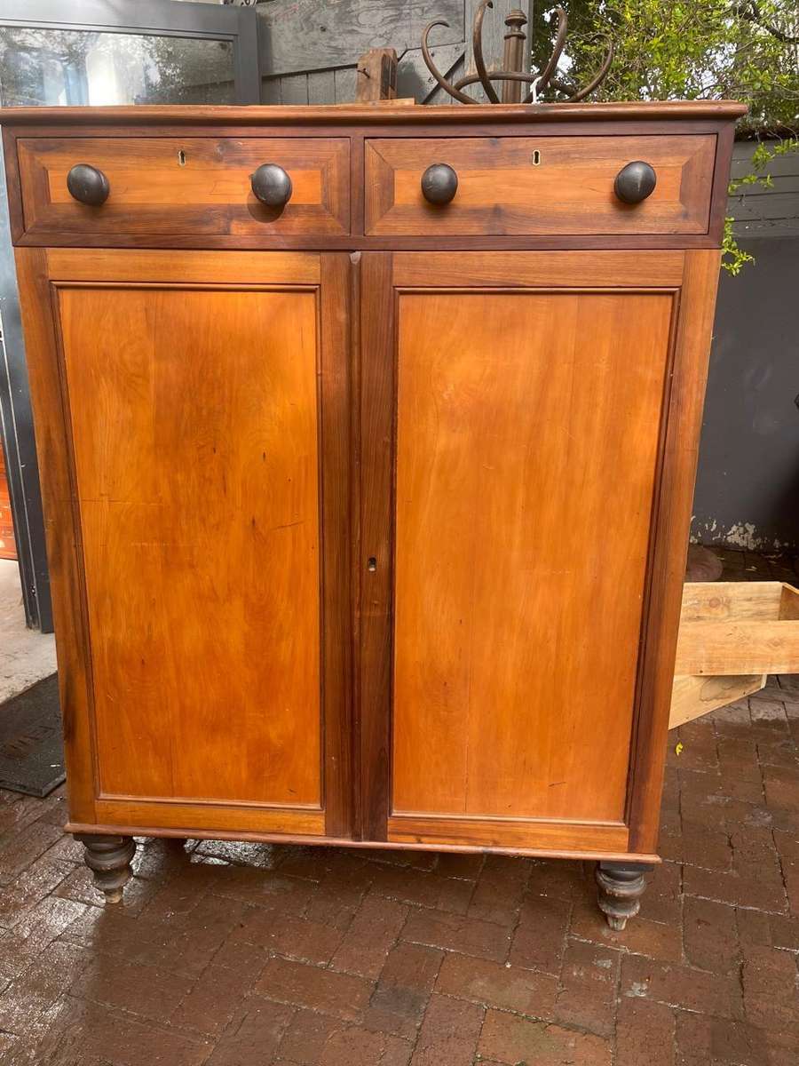 Cape Yellowood /Stinkwood Jonkmanskas ( 148 x 114 x 48 cm )