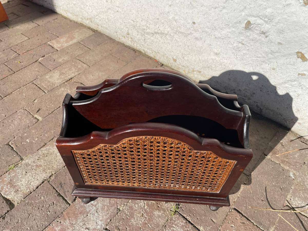 Imbuia Tydskrifrakkie. ( 40 x 30 x 28 cm)