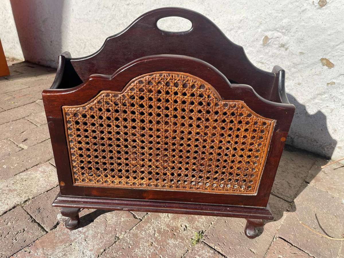 Imbuia Tydskrifrakkie. ( 40 x 30 x 28 cm)