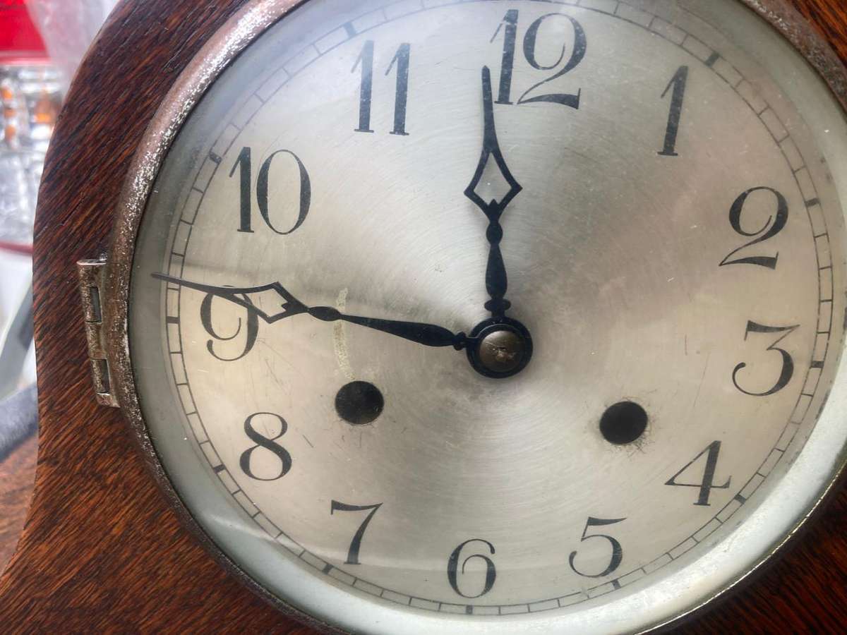 Oak Cased Mantelclock in good working condition