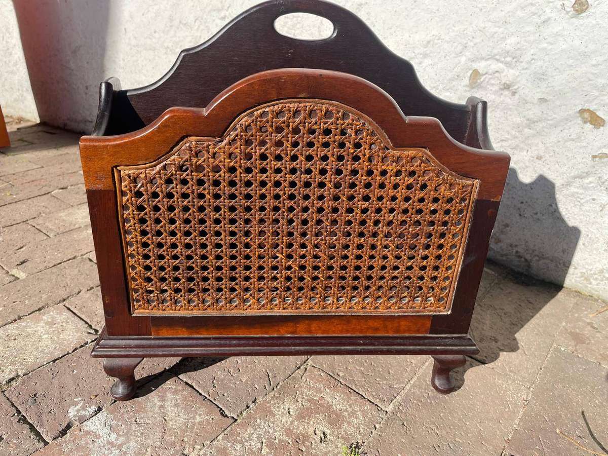 Imbuia Tydskrifrakkie. ( 40 x 30 x 28 cm)