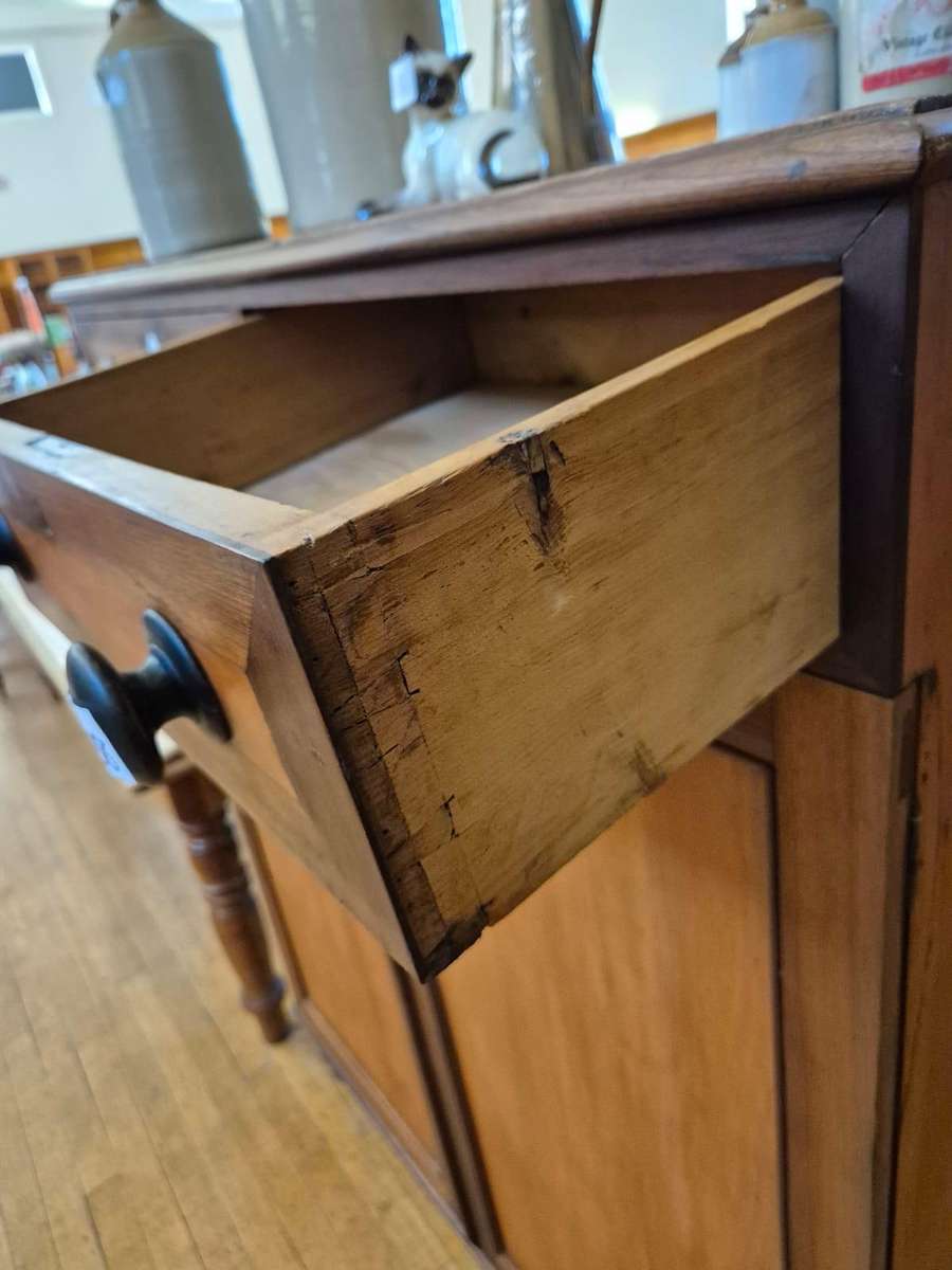 Cape Yellowood /Stinkwood Jonkmanskas ( 148 x 114 x 48 cm )