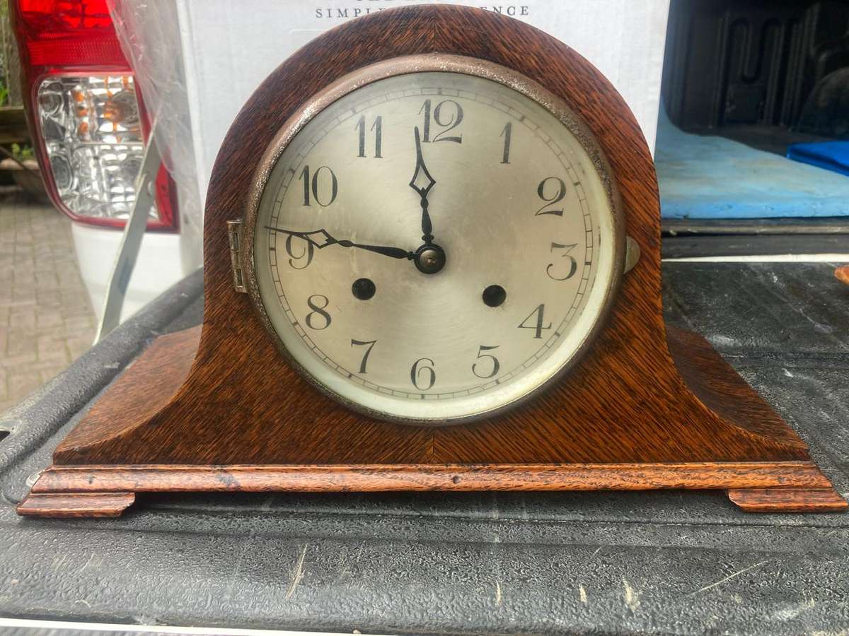 Oak Cased Mantelclock in good working condition