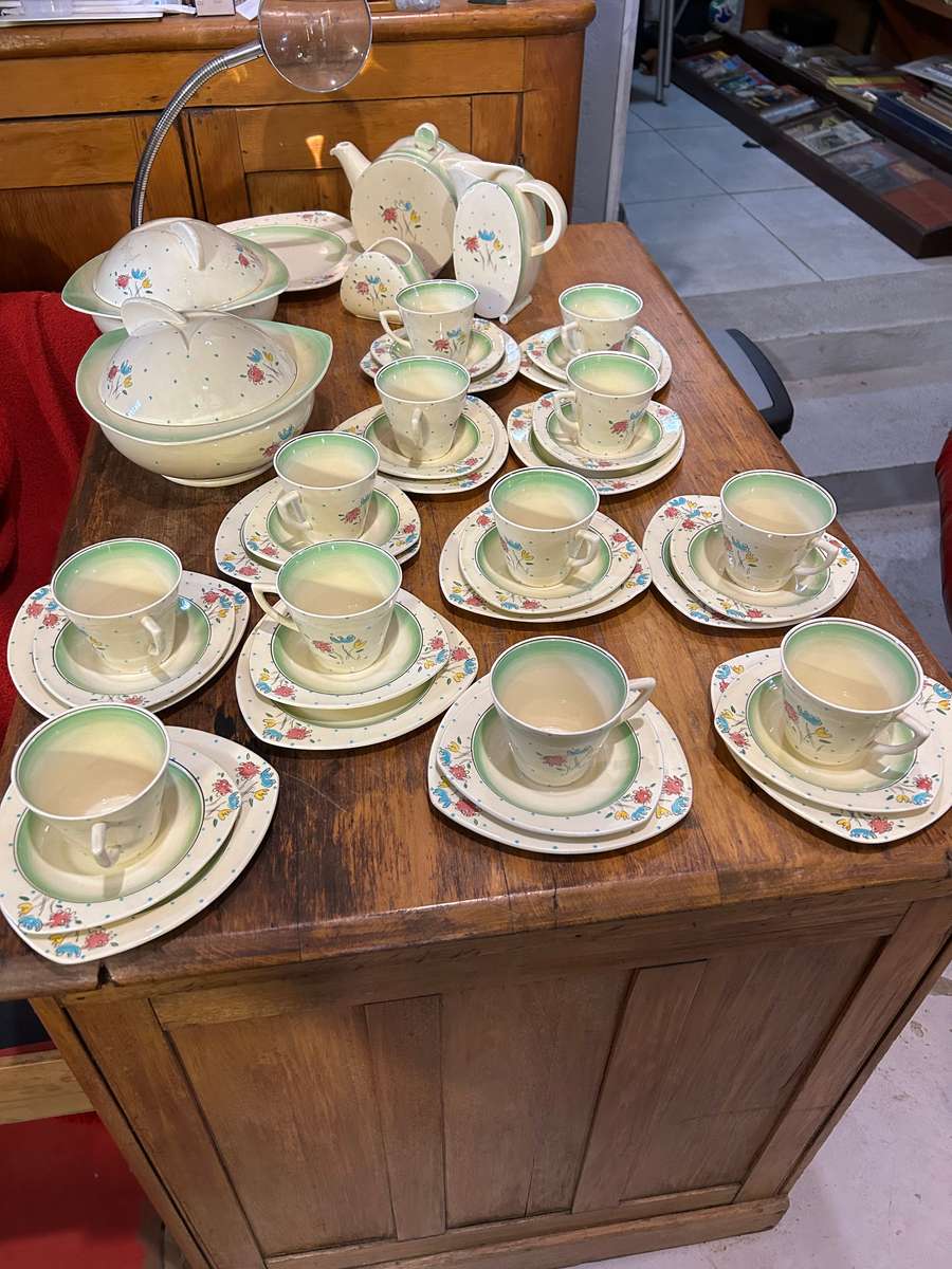 Clarice Cliff 45 pc Teaset in good condition