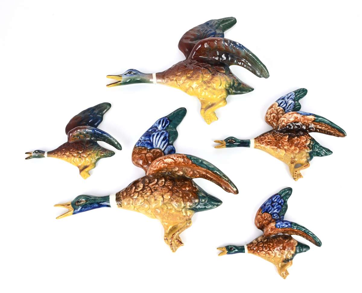 Set of 5 Flying Ducks ( 27/22 to 15/13cm ) some restoration
