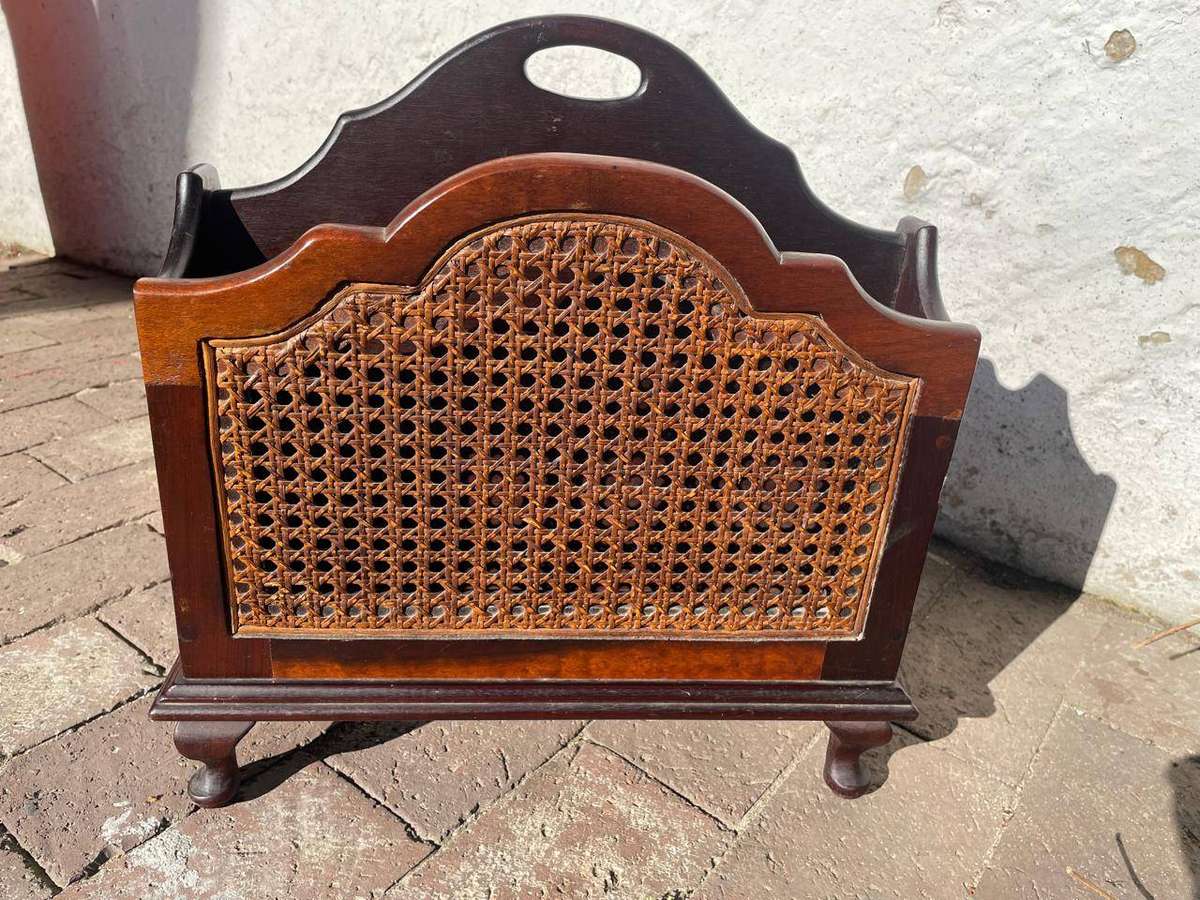 Imbuia Tydskrifrakkie. ( 40 x 30 x 28 cm)