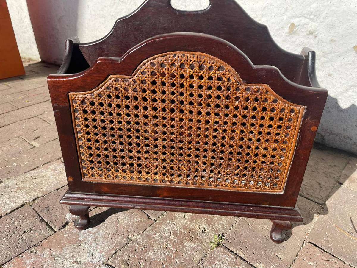 Imbuia Tydskrifrakkie. ( 40 x 30 x 28 cm)