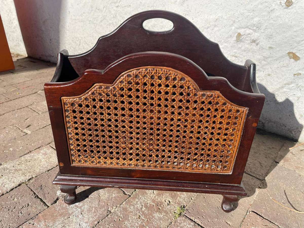 Imbuia Tydskrifrakkie. ( 40 x 30 x 28 cm)