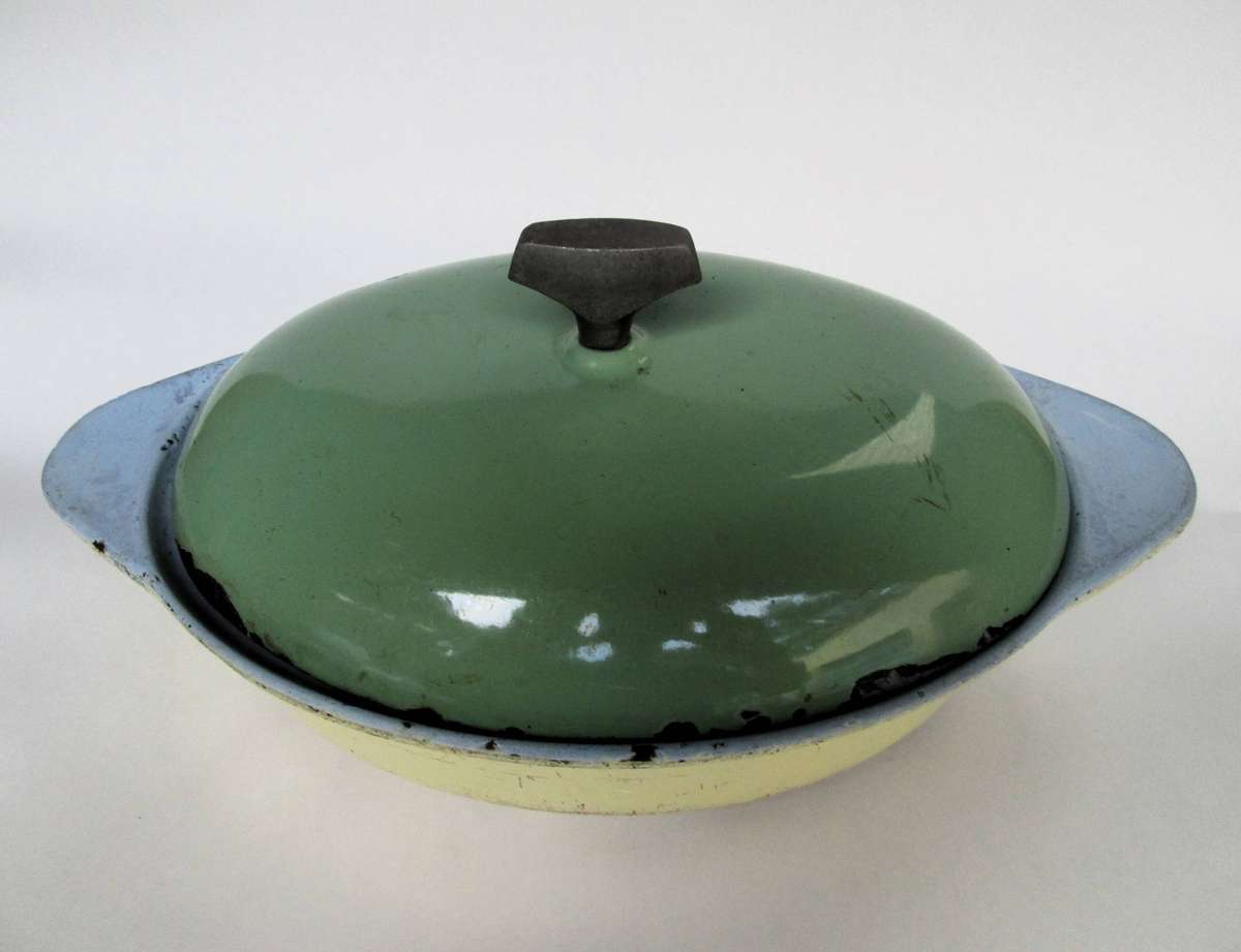 ENAMEL CAST IRON DUTCH OVEN/CASSEROL