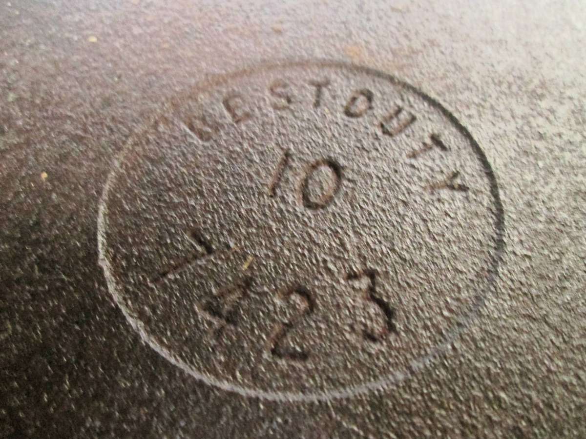 VINTAGE BESTDUTY CAST IRON POT/DUTCH OVEN