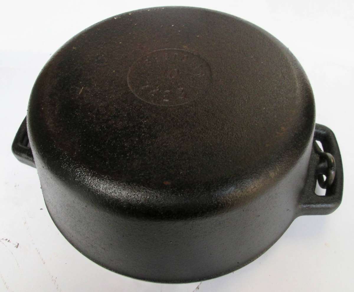VINTAGE BESTDUTY CAST IRON POT/DUTCH OVEN