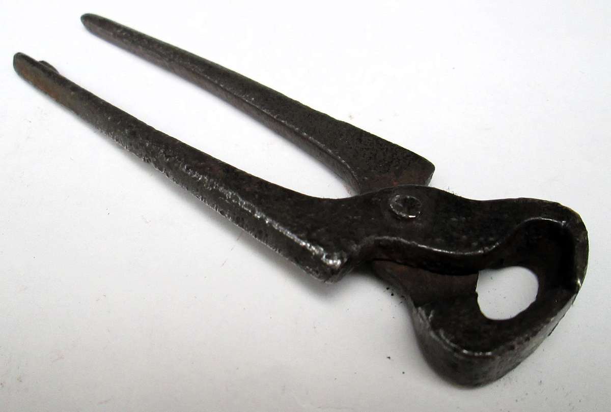 MINUTURE NAIL PULLER