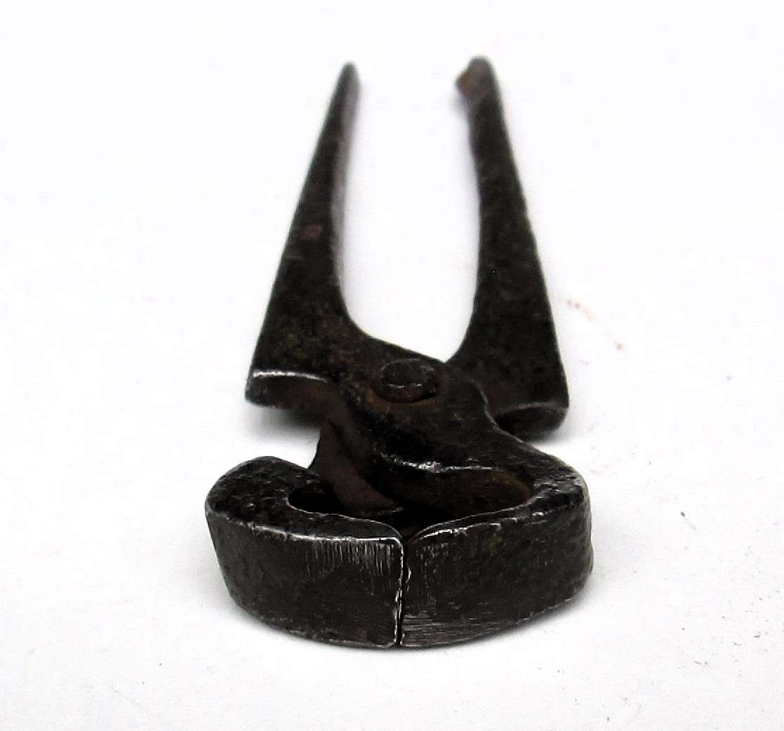 MINUTURE NAIL PULLER