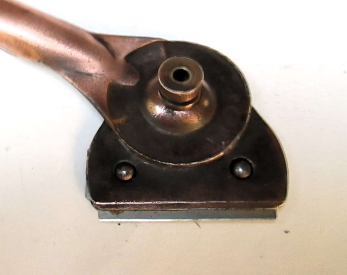 SCRAPER WITH AJUSTABLE HEAD