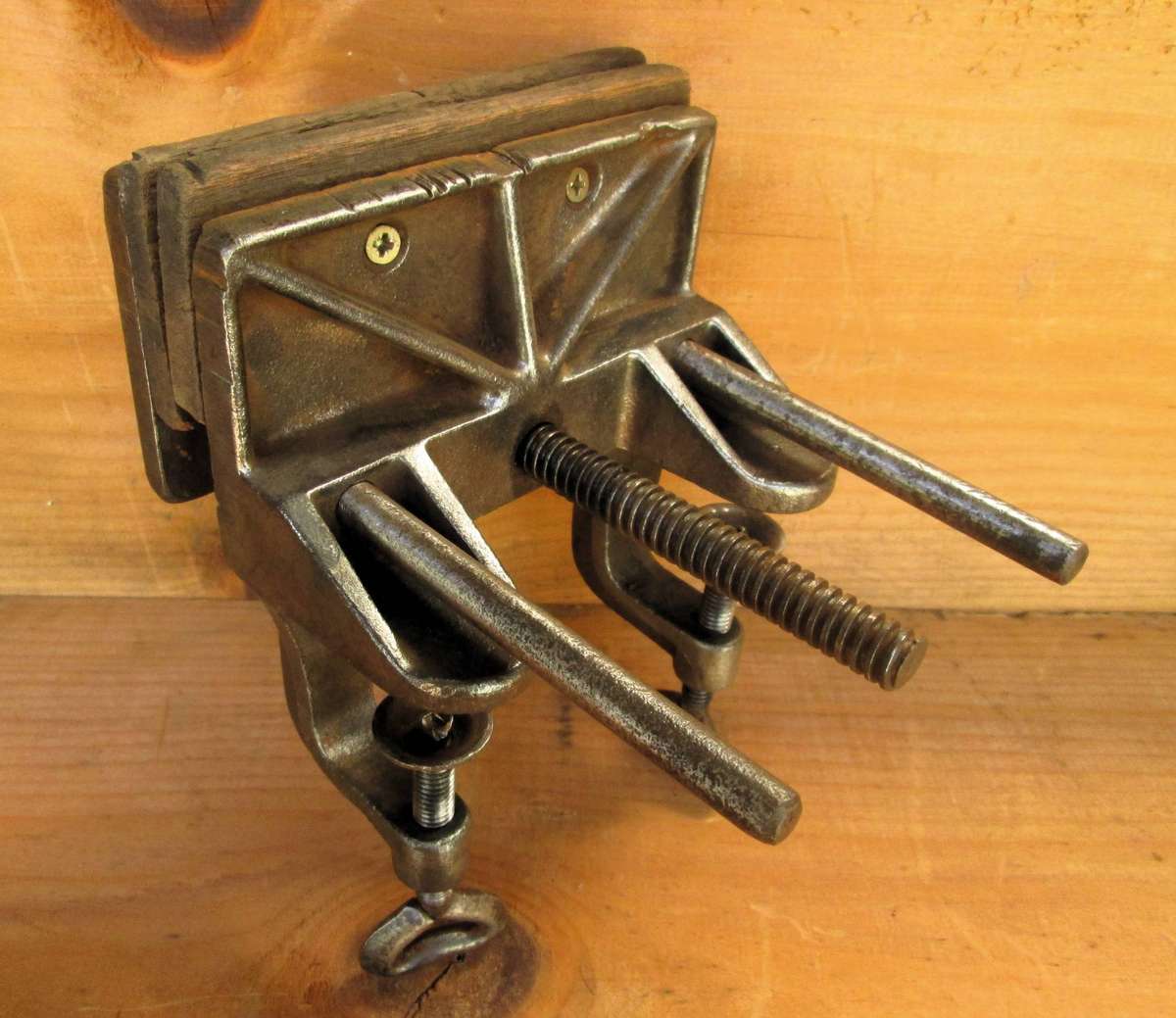 SMALL WABECO No.31 WOOD WORKERS VICE