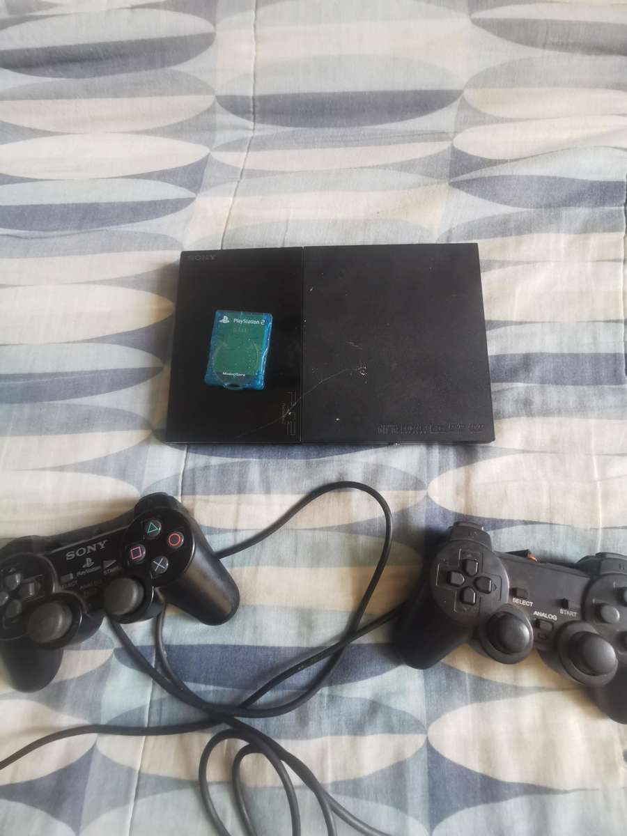 Playstation 2 + 2 remotes and free game (Read listing)