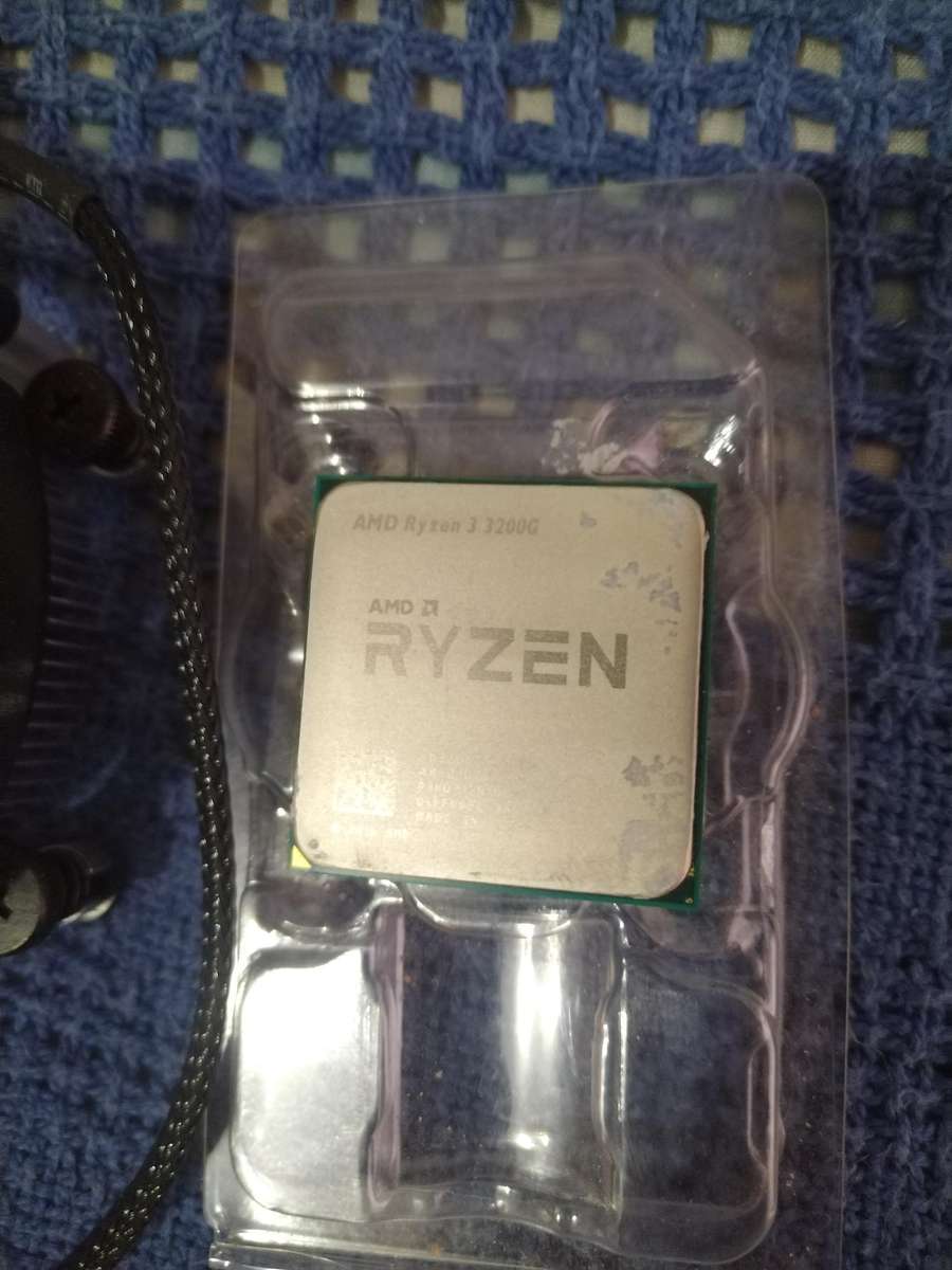 AMD Ryzen 3 3200G CPU with cooling fan